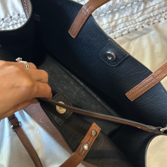 Calvin Klein Tote. Perfect for traveling - Picture 5 of 5